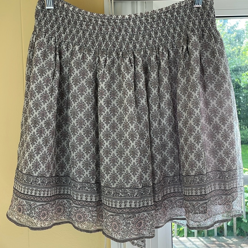 Joie gray and pink print mini skirt. Size M.